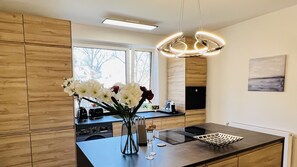 Kylskåp, mikrovågsugn, ugn och spishäll