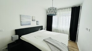 2 sovrum, skrivbord, strykjärn/strykbräda och resesäng