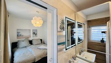 2 bedrooms, desk, iron/ironing board, travel crib