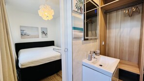 2 Schlafzimmer, Schreibtisch, Bügeleisen/Bügelbrett, Reisekinderbett