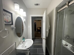Shower, hair dryer, towels, toilet paper - Cozy house close to everything you need for a comfortable stay. (Columbus)