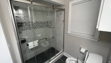 Douche, sèche-cheveux, serviettes fournies, papier toilette