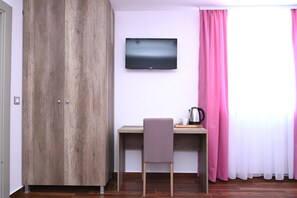Estudi familiar, diversos llits | 2 dormitoris, escriptori i espai de treball apte per a portàtils