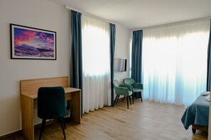 Deluxe-Doppelzimmer, 1 Doppelbett | Schreibtisch, laptopgeeigneter Arbeitsplatz, Verdunkelungsvorhänge