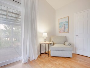 Fernseher, Tischtennisplatte, Stereoanlage