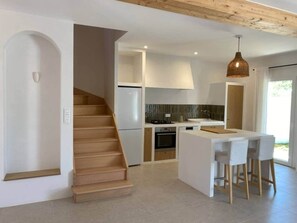 Køleskab, mikrobølgeovn, ovn, kogeplade