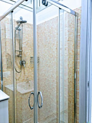 Dusche, Haartrockner, Bidet, Handtücher