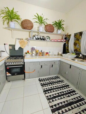 Fridge, microwave, oven, stovetop - Tropical loft apartment near the beach (Mombasa)