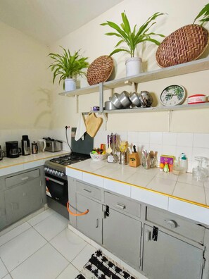 Kjøleskap, mikrobølgeovn, ovn og kokeplater