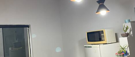 Réfrigérateur, four, plaque de cuisson, grille-pain