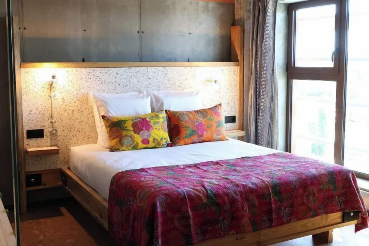 In-room safe, desk, laptop workspace, soundproofing