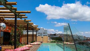 Piscine extérieure, chaises longues