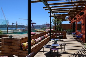 Piscina externa, espreguiçadeiras