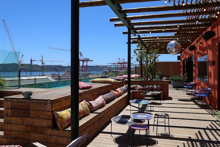 Una piscina al aire libre, sillones reclinables de piscina