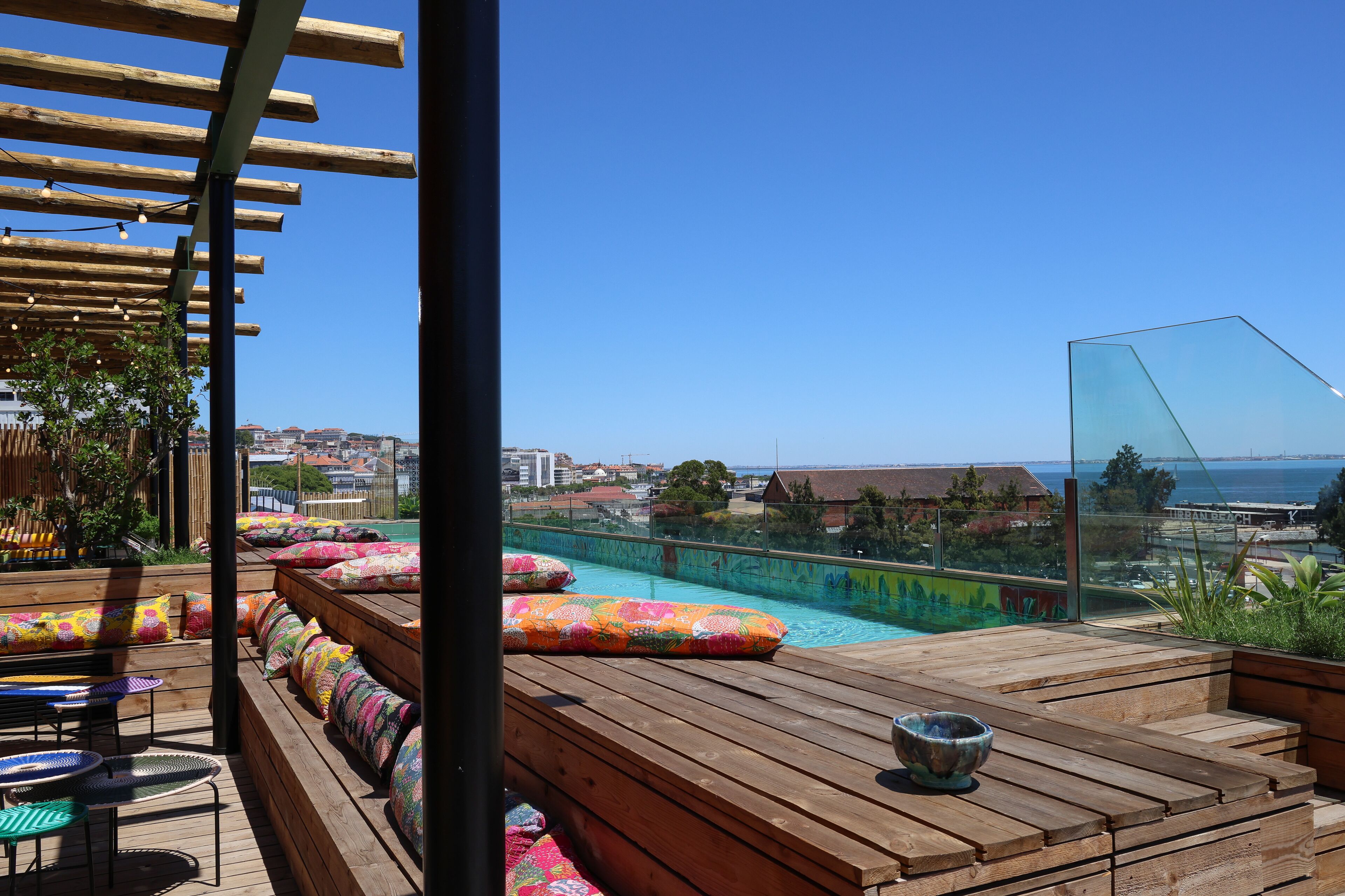 Piscina externa, espreguiçadeiras