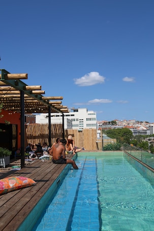 Una piscina al aire libre, sillones reclinables de piscina