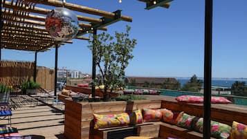 Alberca al aire libre y camastros