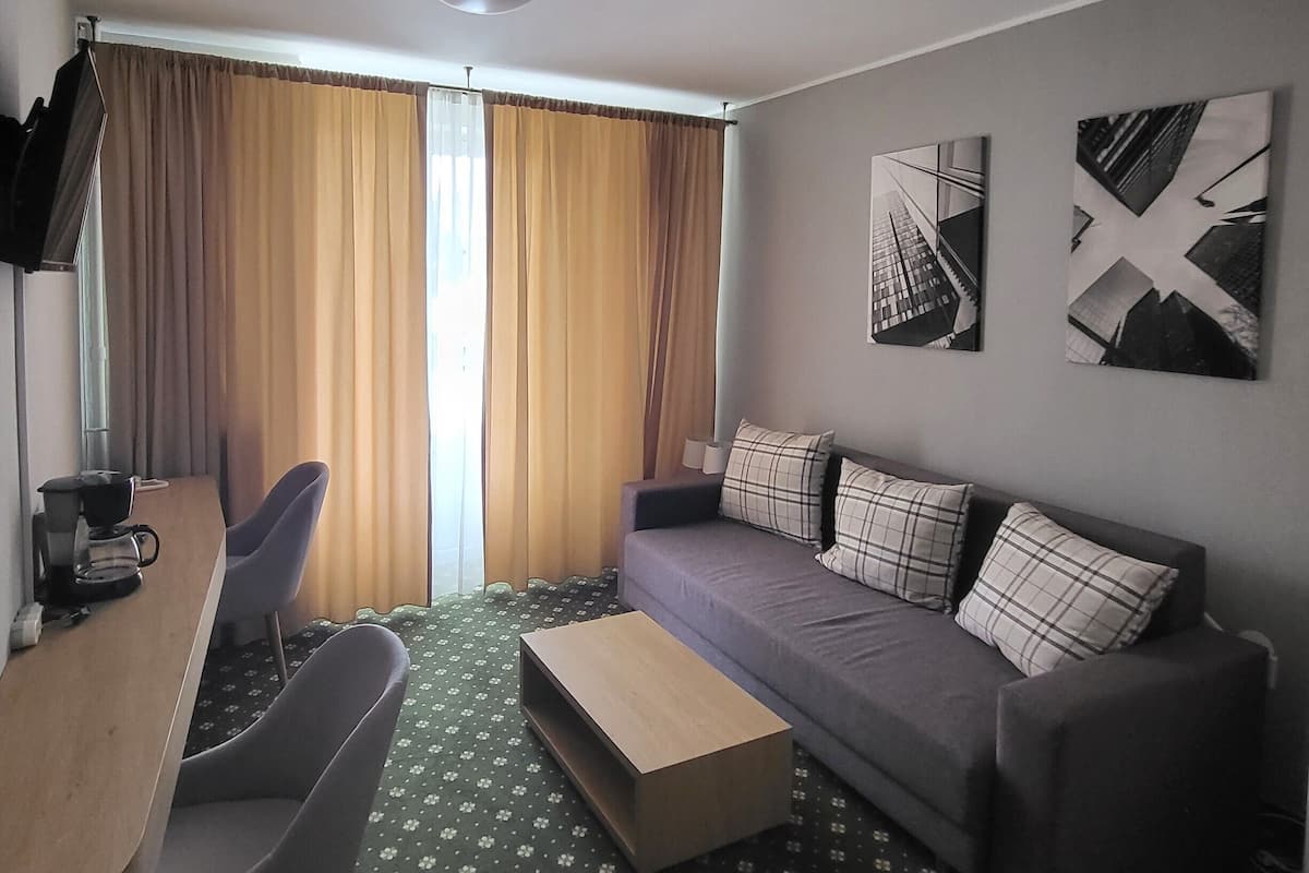 Basic Apartment | Desk, blackout drapes, WiFi (free), bed sheets