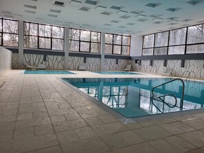 Innenpool, Außenpool (je nach Saison geöffnet), Sonnenschirme