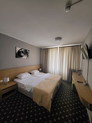 Bureau, rideaux occultants, Wi-Fi gratuit, draps fournis