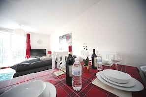 Apartment | Dining - Stunning 1-bed Apartment in Milton Keynes (Milton Keynes)