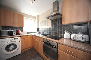 Appartamento | Cucina privata | Frigorifero, microonde, forno, piano cottura