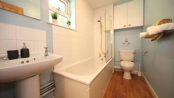 Apartment | Bathroom | Combined shower/bathtub, deep-soaking bathtub, hair dryer, towels