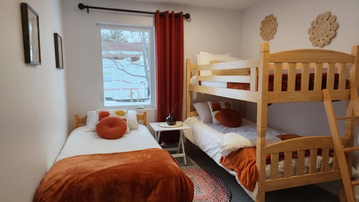 3 habitaciones, tabla de planchar con plancha, wifi y ropa de cama 