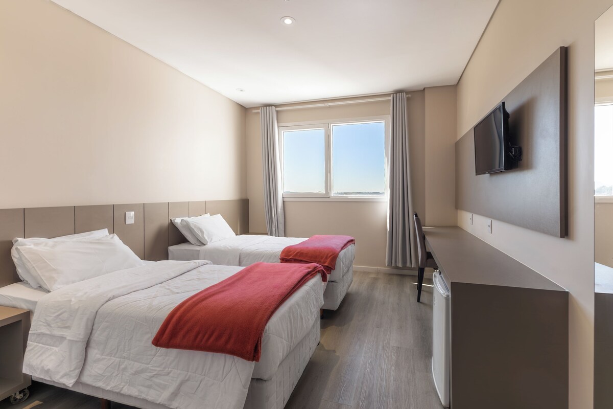 Deluxe Twin Room | Minibar, desk, laptop workspace, soundproofing