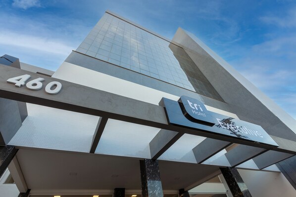 A modern hotel entrance with a prominent '460' sign and a 'TRI Hotel Executive' sign. - Tri Hotel Executive Osório (Osorio)