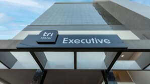 A hotel sign with "tri Hotel Executive" indicating the hotel's name and executive level.