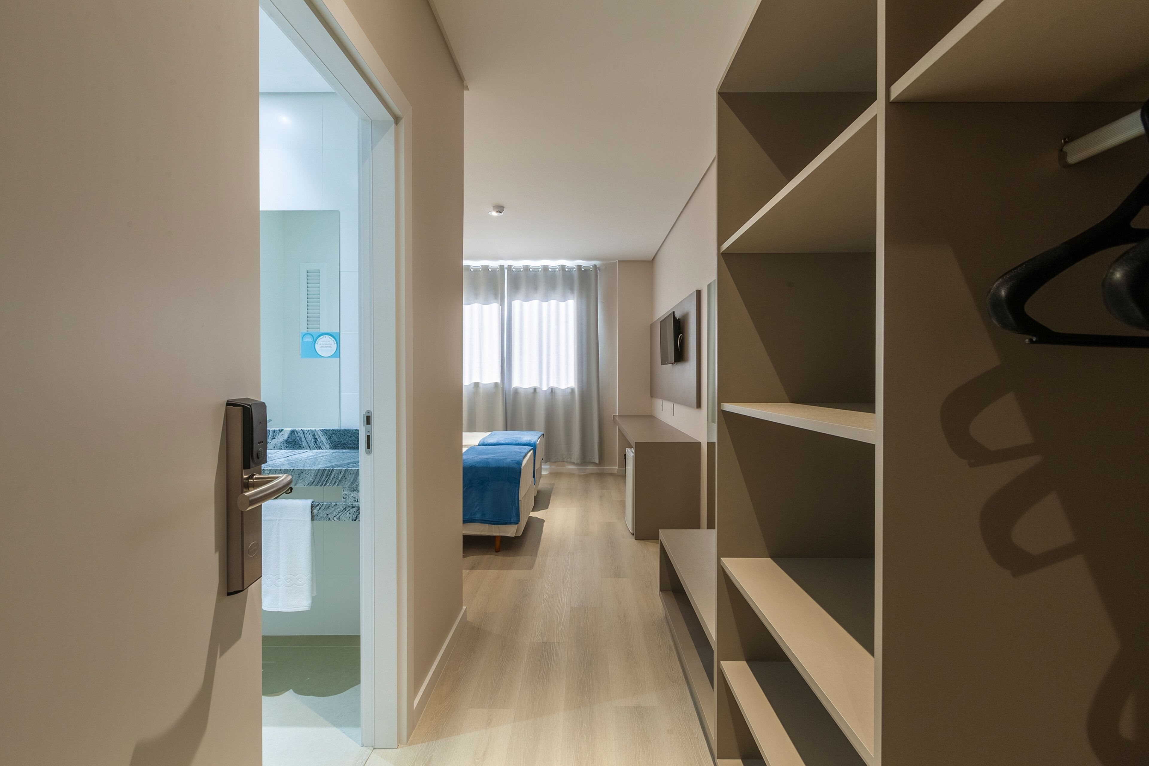 Deluxe Twin Room | Minibar, desk, laptop workspace, soundproofing