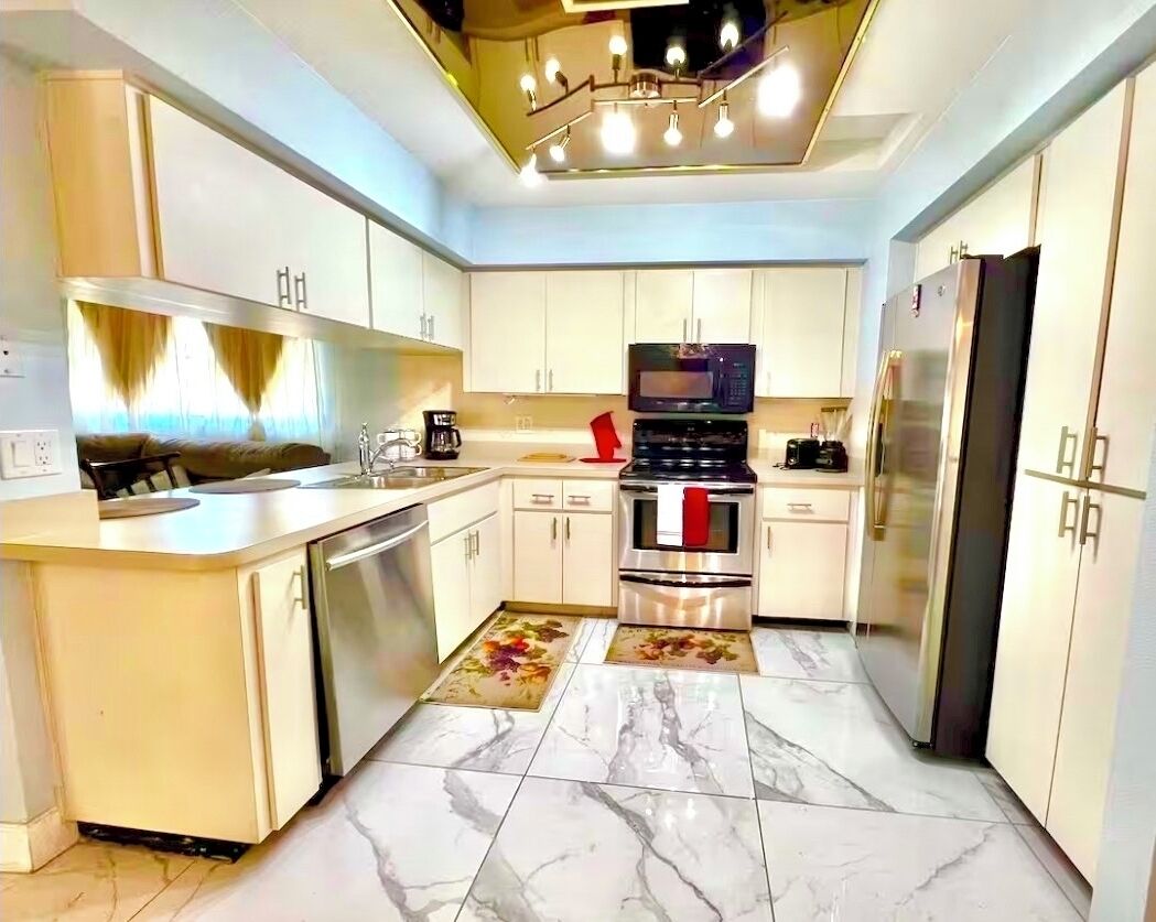 ثلاجة، ميكروويف، فرن، موقد طهي مسطح