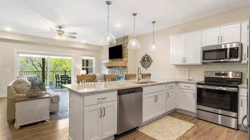 Condo, Multiple Beds, Patio (Lakeview Oasis) | Interior