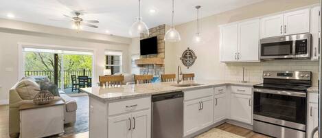 Condo, Multiple Beds, Patio (Lakeview Oasis) | Interior