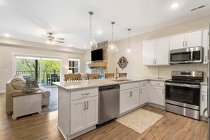 Condo, Multiple Beds, Patio (Lakeview Oasis) | Interior