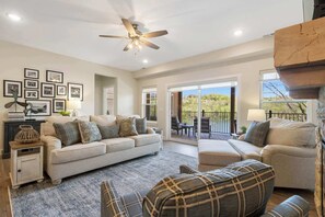 コンドミニアム ベッド (複数台) パティオ (Lakeview Oasis) | リビング エリア | 42 インチの薄型テレビ (デジタル放送視聴可)、暖炉
