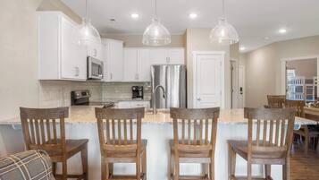 Kondominium, Beberapa Tempat Tidur, patio (Lakeview Oasis) | Dapur pribadi | Mesin pembuat kopi/teh