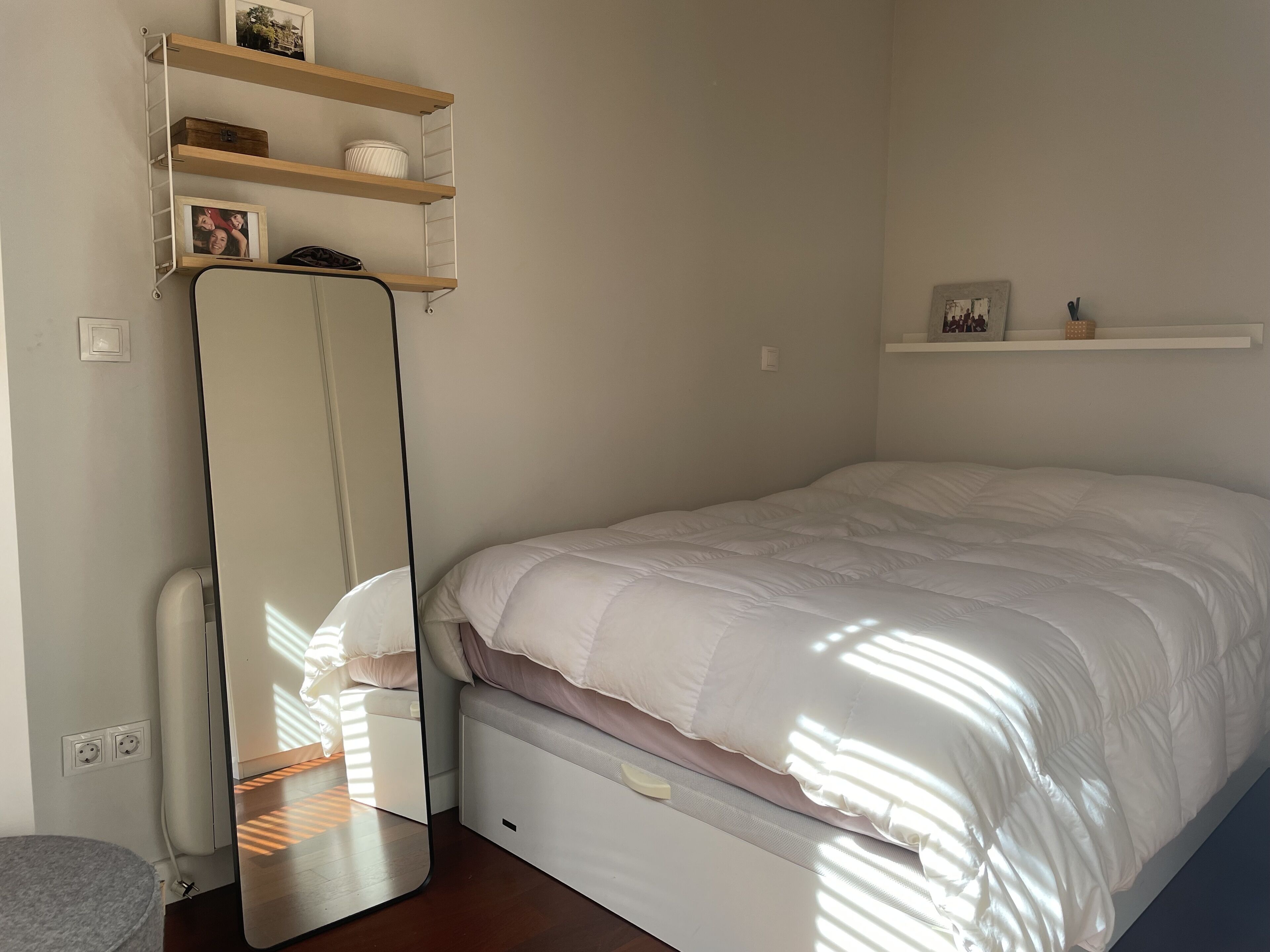 2 chambres, bureau, fer et planche à repasser, lit parapluie