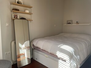 2 chambres, bureau, fer et planche à repasser, lit parapluie