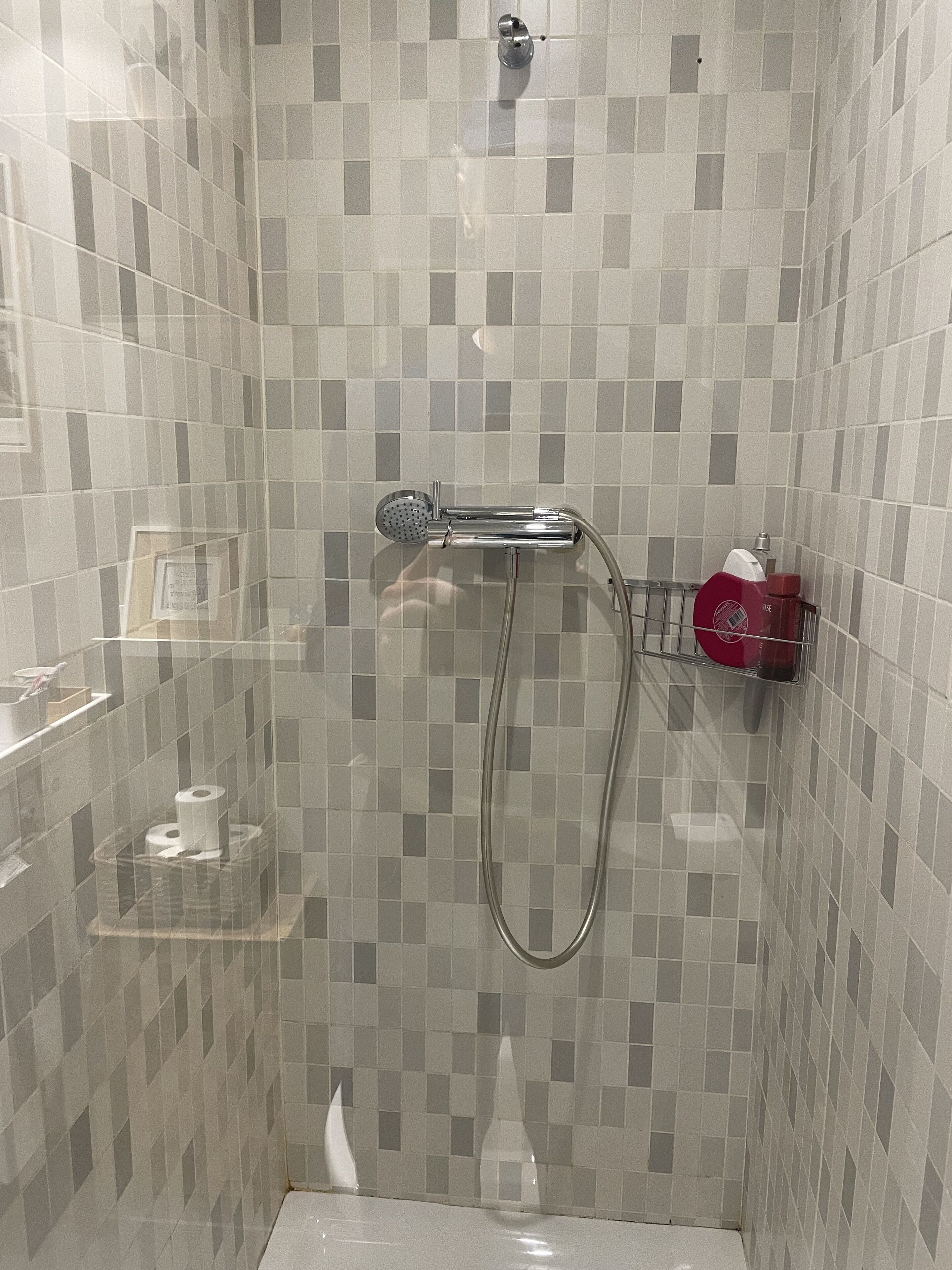 Haartrockner, Handtücher, Seife, Shampoo