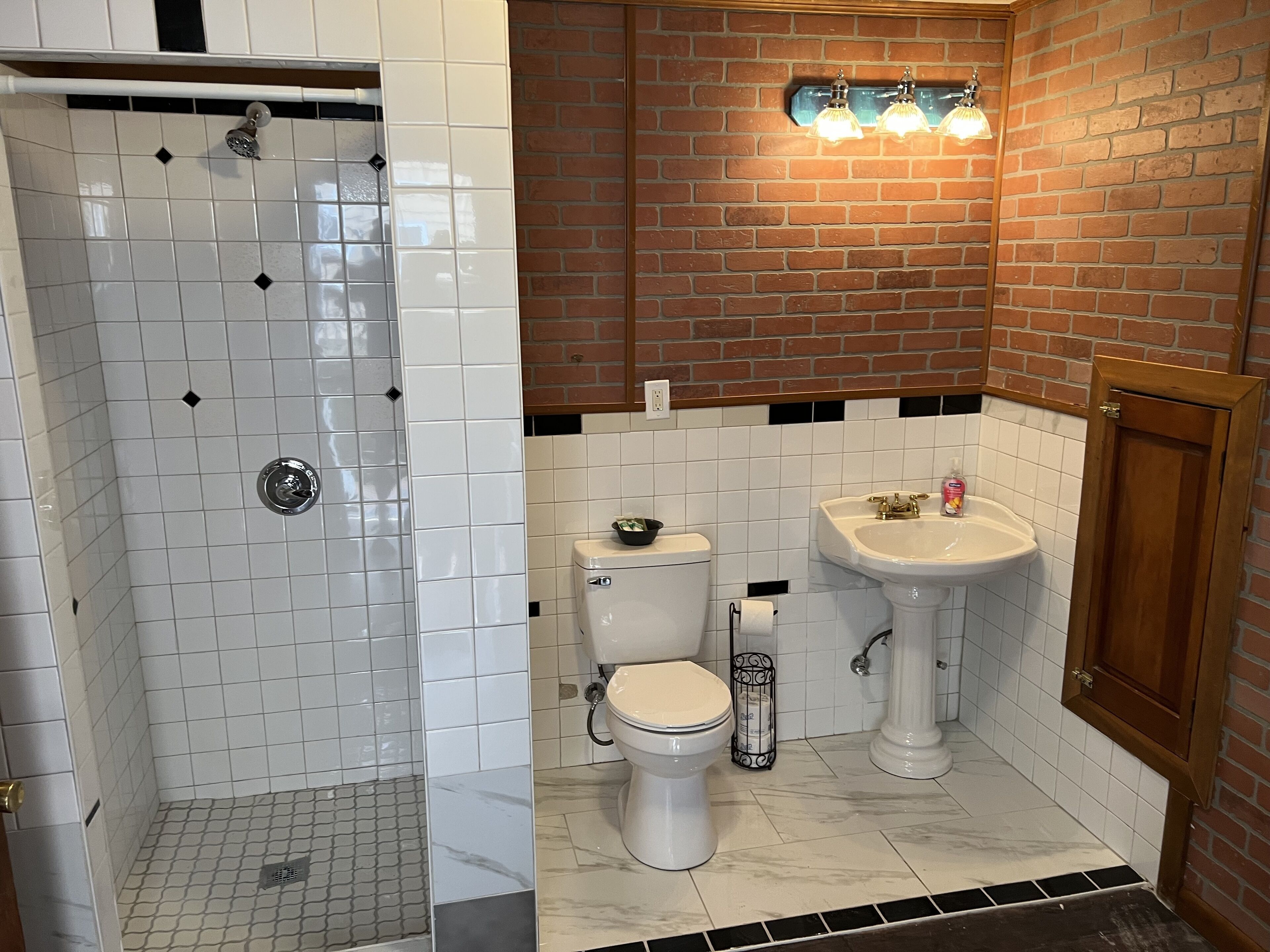 Water Front Oasis 4 Bedroom Home by Redawning