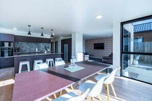 Dining - Amazing Alpine Views in Wanaka (Wānaka)