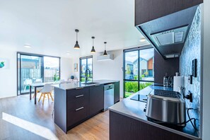 Fridge, microwave, oven, stovetop - Amazing Alpine Views in Wanaka (Wanaka)