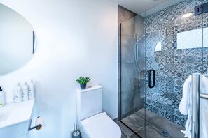 Bathtub, hair dryer, towels - Amazing Alpine Views in Wanaka (Wānaka)