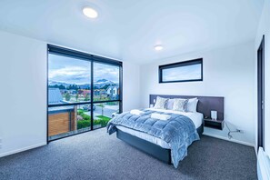 3 bedrooms, iron/ironing board, WiFi, bed sheets - Amazing Alpine Views in Wanaka (Wānaka)