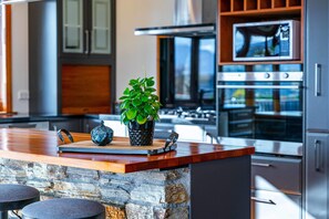 Fridge, microwave, oven, stovetop - Lakeview Lodge in Wanaka (Wanaka)