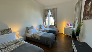 2 slaapkamers, een strijkplank/strijkijzer, wifi (toeslag), beddengoed