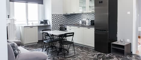 Departamento | Cocina privada | Refrigerador con congelador, microondas, horno y utensilios de cocina