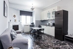 Appartement | Cuisine privée | Grand réfrigérateur, micro-ondes, four